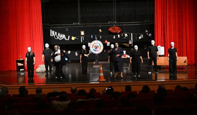 Kırşehir 3. Tiyatro Festivali’nde ‘Übü’nün Rol Fabrikası’ izleyiciyle buluştu