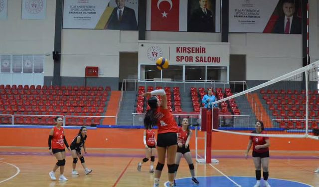 Yıldız Kızlar Voleybol müsabakaları devam ediyor