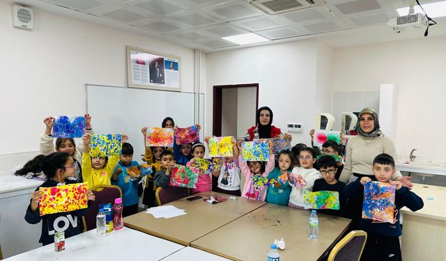 Minik yüreklerden büyük renkler: Gençlik Merkezi’nde ebru büyüsü