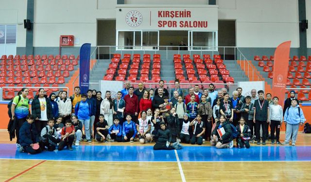 Öğretmenler Günü coşkusunda masa tenisi rüzgârı