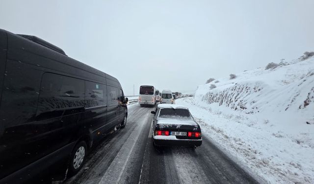 Yoğun kar ve buzlanma ulaşımı aksattı!