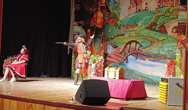 Kaman’da “Çizmeli Kedi” Çocuk Tiyatrosu sahnelendi