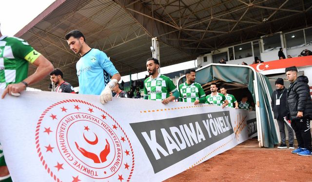Ahi Stadı’nda futbolcular farkındalık pankartı açtı