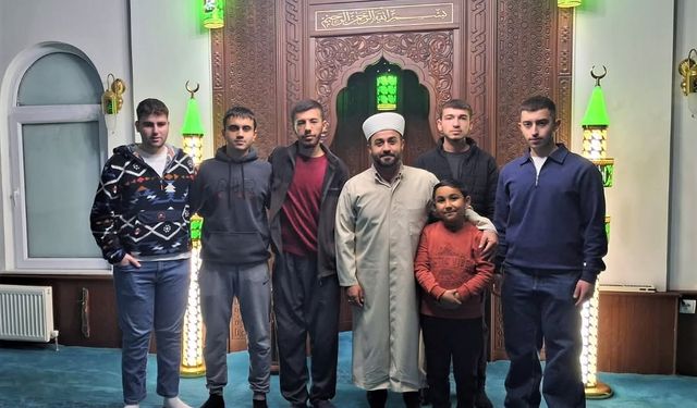 Gönüllü gençler cami temizledi