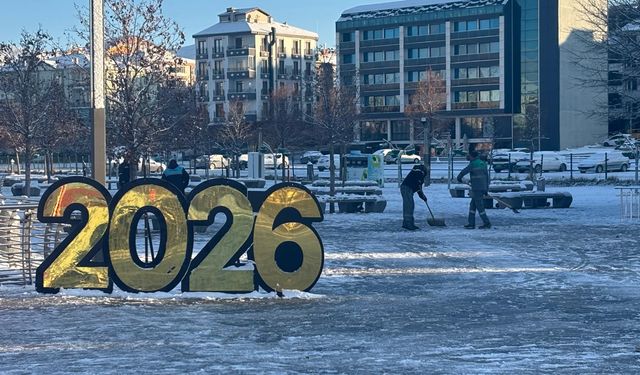 Kırşehir sabahı buzlanmayla uyandı