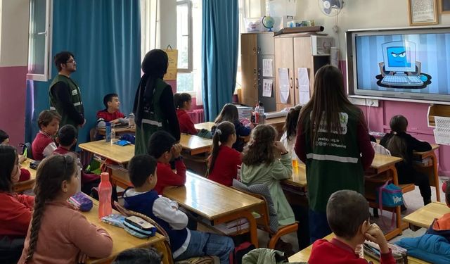 Yeşilay gönüllüleri Kırşehir’de öğrencilerle buluştu