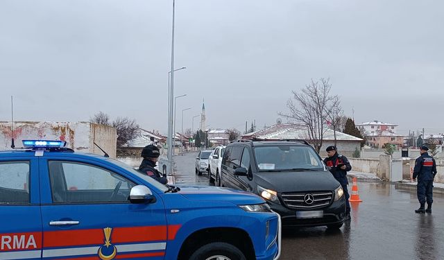 Jandarma Çiçekdağı’nda 210 Kişi ve 130 Araç Kontrol Etti!