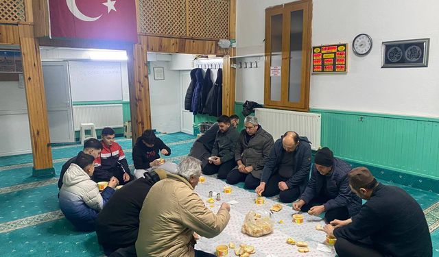 Cami Cemaatinden gençlere karne hediyesi