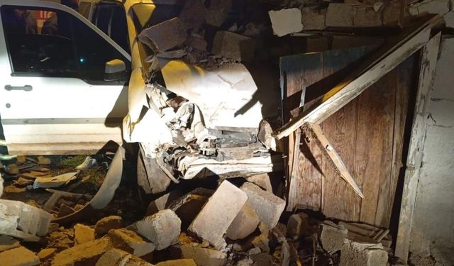 Hızırağa Yolu’nda Kaza: Kontrolden Çıkan Araç Eve Çarptı