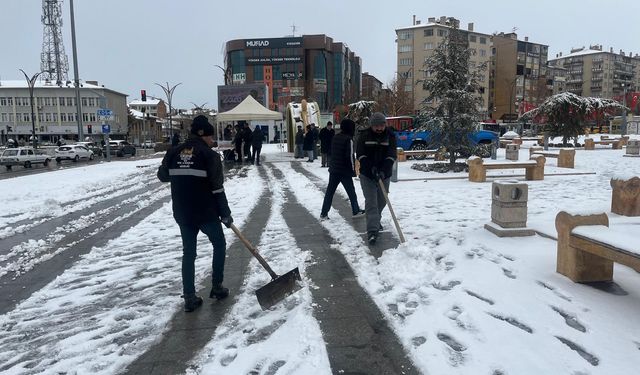 Kırşehir’de kar yağışıyla birlikte şehir merkezinde hızlı müdahale