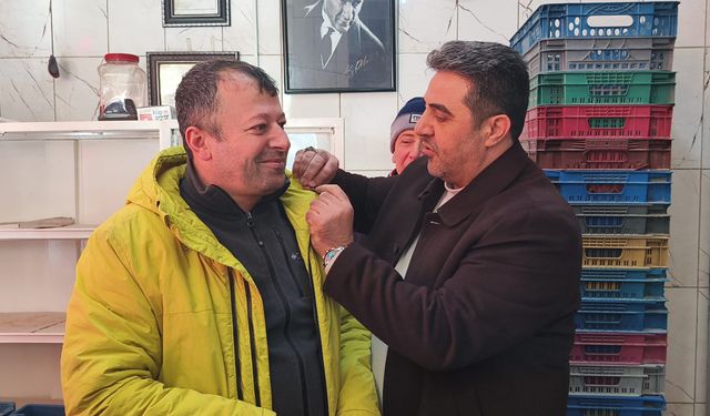 Başkan Kaya, Esnaf Ziyaretinde Rozet Taktı!