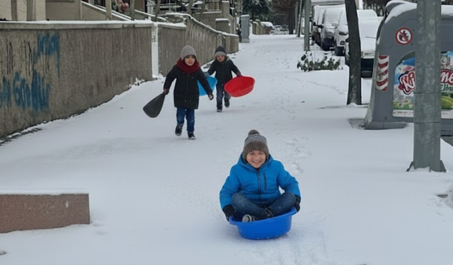 Kırşehir’de karın keyfini çocuklar leğenle çıkardı
