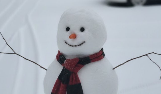 Beyaza bürünmüş Kırşehir’de kardan adam gülümsetti