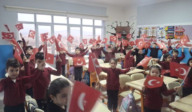 Şehit Ömer Halisdemir İlkokulu’nda Türk Bayrakları Sınıflarda Dalgalandı