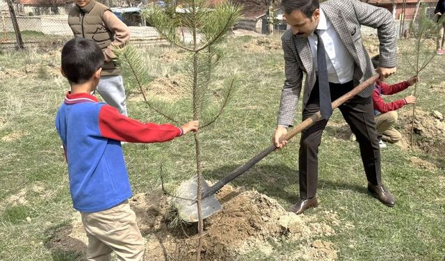 Çiçekdağı’nda gelecek için fidanlar toprakla buluştu