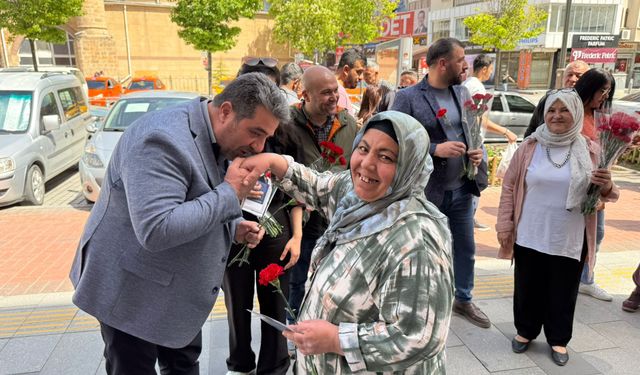 Anahtar Parti sahada: Üye kaydı yaptı, Anneler Günü’nü kutladı