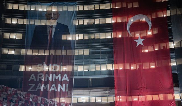CHP Binasına "Şimdi Arınma Zamanı" Afişi Asıldı!