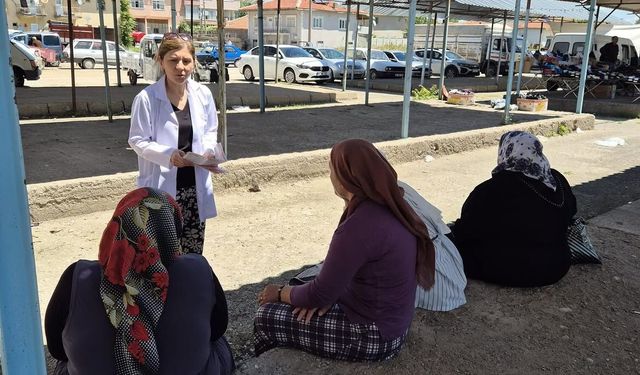 Pazar Yerinde Tek Tek Broşür Dağıtıldı