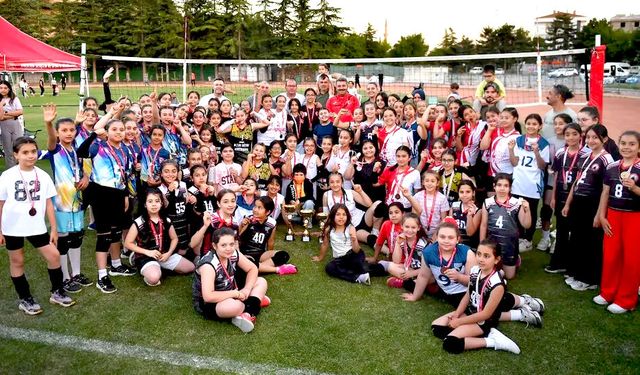 Ahi Stadyumu’nda kupa heyecanı: Mini Kızlar Voleybol Şenliği nefes kesti