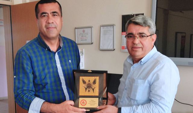 Emekler unutulmadı, okulda plaket töreni duygulandırdı
