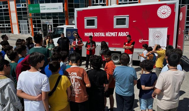 Kırşehir’de Mobil Sosyal Hizmet aracı gençlerle buluştu