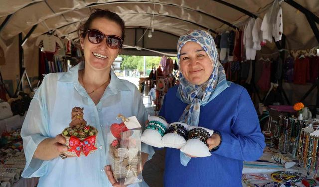 Kırşehirli Kadınların El Emeği Cacabey Meydanı'nda Ekonomiye Dönüşüyor
