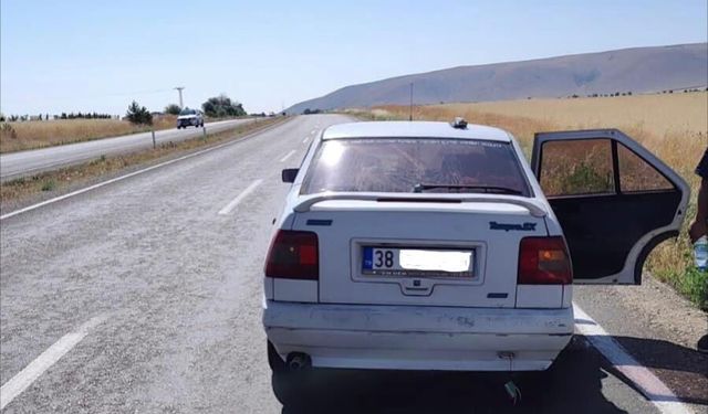 Yolda kalan sürücünün deposunu doldurup yolcu ettiler