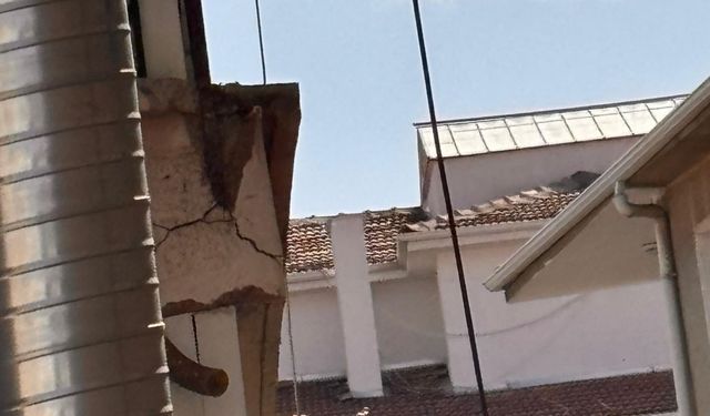 Eski Binadan Düşen Beton Parçaları Korkuttu