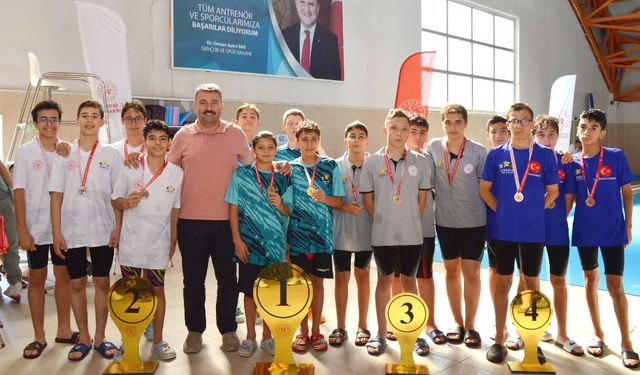 Geleceğin yüzücüleri madalyalarına kavuştu
