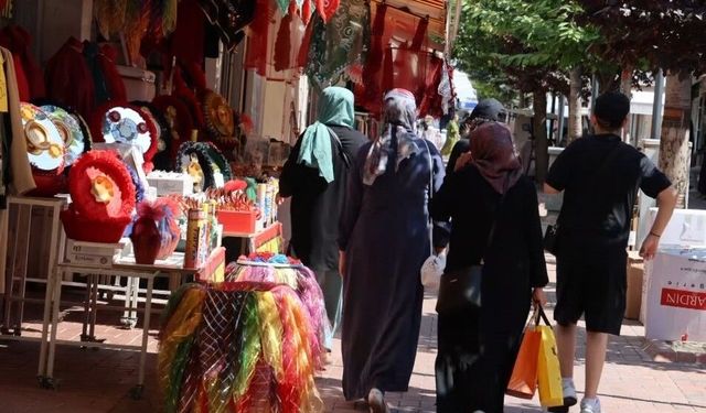 Gurbetçiler Kırşehir Esnafının Yüzünü Güldürdü! Yaz Durgunluğunu Hareketliliğe Dönüştürdüler
