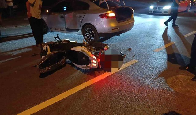 Ters yöne giren motosiklet otomobile çarptı, sürücü hastanelik oldu