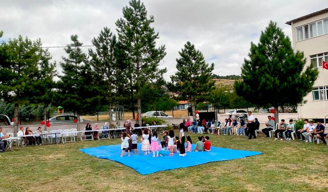 Boztepe’de minik öğrenciler için renkli mezuniyet töreni