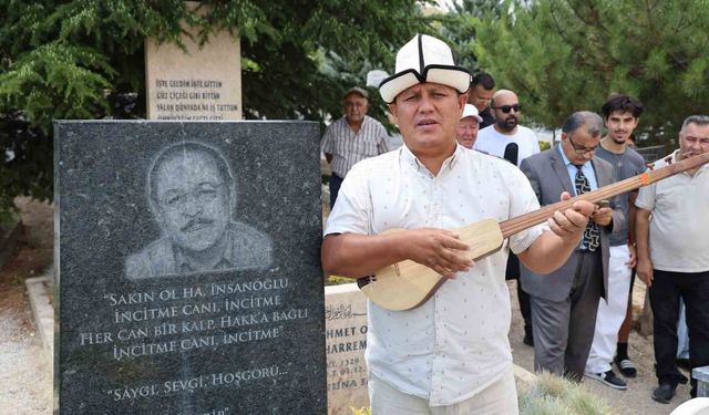 Kırgız Sanatçı Kopuzuyla Kırşehir’e Geldi: Neşet Ertaş’ın Mezarı Başına Koştu
