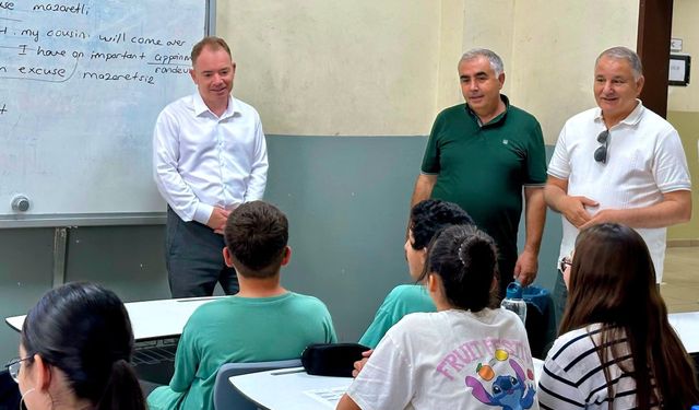 Gülşen, Cumhuriyet Ortaokulu’nda öğrencilerle buluştu