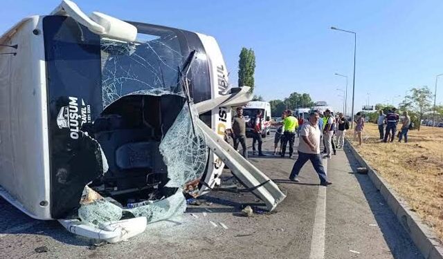Otobüs Devrildi: 22 Yaralı