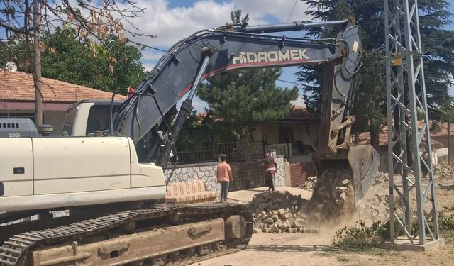 Kırşehir Özbağ’da Kızılca Mahallesi’nde Yol Yenileme Çalışmaları Başladı