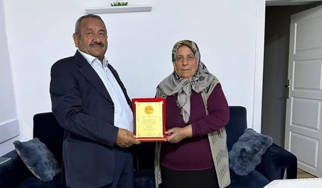 Kırşehir’de 40 yıllık muhtardan eşine anlamlı jest