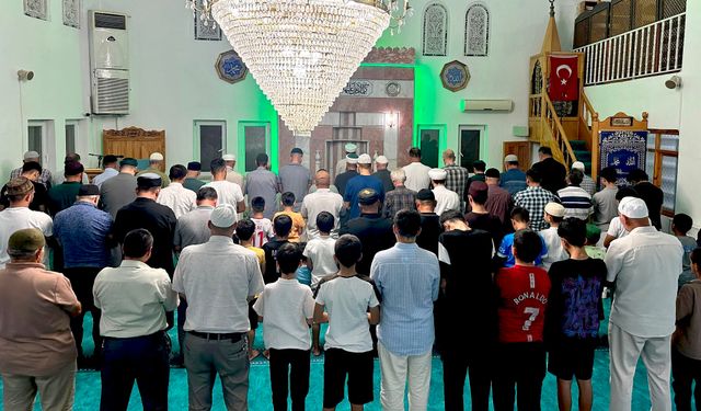 Kırşehir’de gençler aynı safta buluştu: Nazmi Gökbulut Camii'nde manevi akşam!