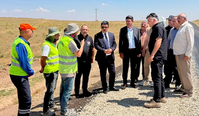 Kırşehir’de ulaşım yatırımları sürüyor: Üçkuyu-Çiğdeli Yolunda asfalt mesaisi