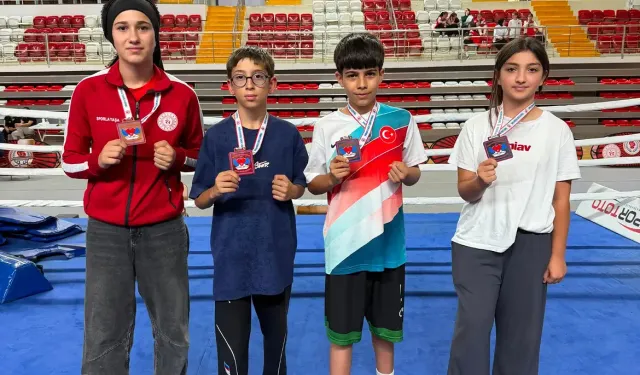 Kırşehirli genç boksörler Sivas’ta kürsüyü doldurdu