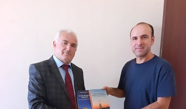 İlçe Milli Eğitim Müdüründen Başkan Yavuz’a İki Eser Hediye Edildi