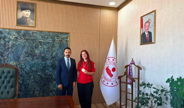 Şampiyon Boksör Yoncagül Yılmaz’a Tebrik