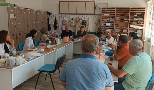 Örsan Pınar Mucur'da Öğretmen ve Öğrencilerle Buluştu