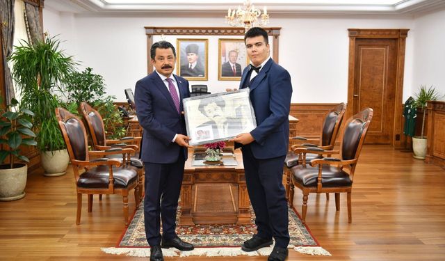 Sanat Engel Tanımadı: Otizmli Yetenek Valiye Portresini Sundu