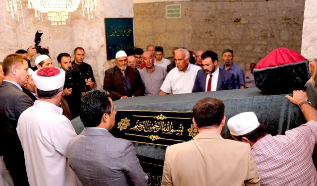 Ahi Evran Veli Türbesi’nin sanduka örtüsü dualarla değiştirildi