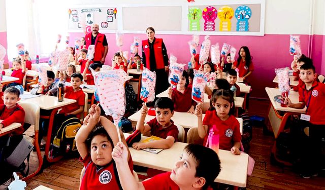 Cacabey Gençlik Merkezi'nden minik öğrencilere tatlı sürpriz
