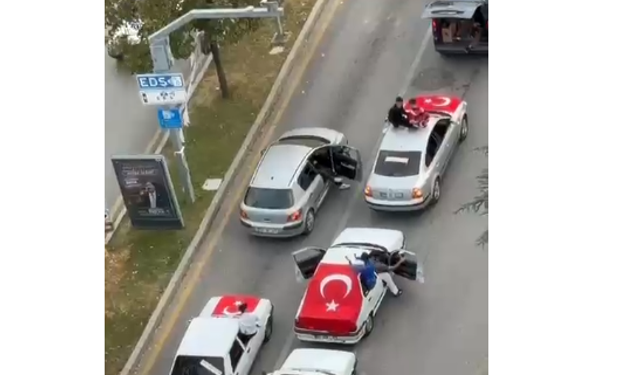 Davul zurna eşliğinde yol ortasında halay çektiler