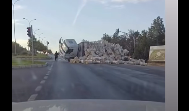 Kırşehir’de Saman Yüklü Tır Devrildi, Yol Trafiğe Kapandı