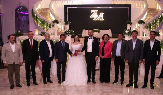 Kırşehir protokolünü buluşturan görkemli düğün: Zeynep Sena ve Mustafa Kemal dünya evine girdi