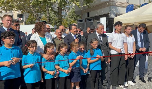 Kırşehir’de Ahi Kitap Fuarı açıldı! Öğrencilere kitap hediye çeki verildi